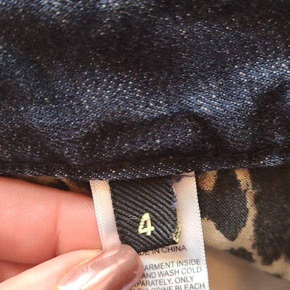 Express Jean Shorts with Embellishments Size 4 - Picture 8 of 8